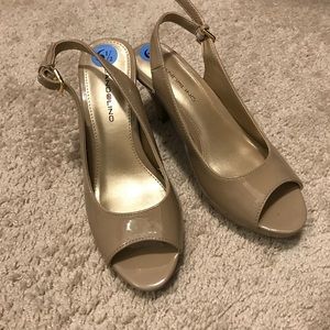 NWT Bandolino Nude Patent Leather Peep Toe Heel.